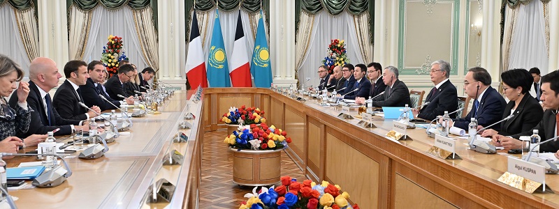 Глава государства провел переговоры с Президентом Франции в расширенном составе