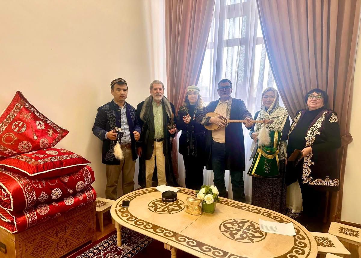 Центр религиоведческих исследований ИФПР в рамках очередного методологического семинара посетил Центры Института и поздравил сотрудников с праздником Наурыз.