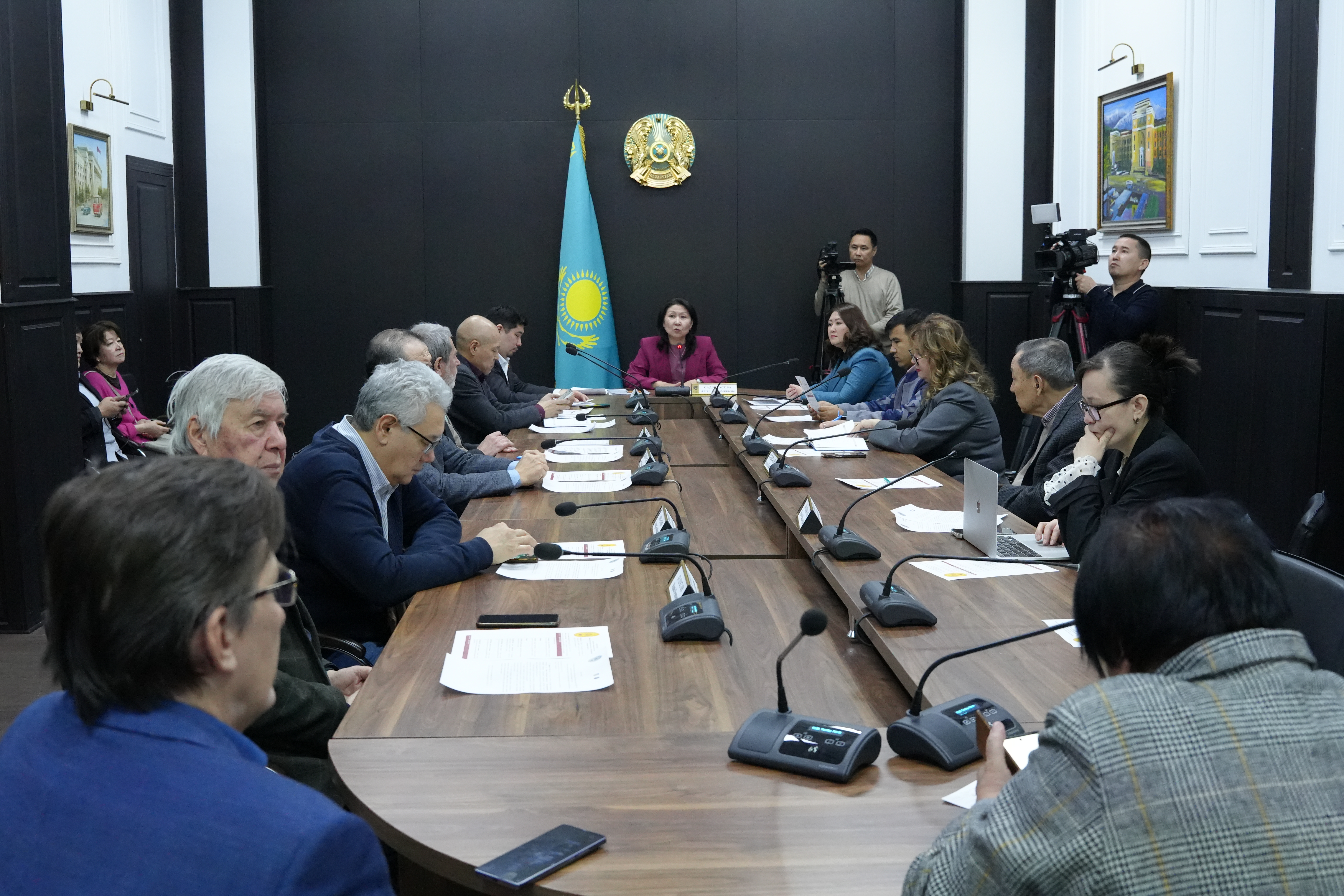 ЭКСПЕРТЫ ОБСУДИЛИ ПЕРСПЕКТИВЫ ПРИНЯТИЯ НОВОГО ПРОЕКТА КОНСТИТУЦИИ