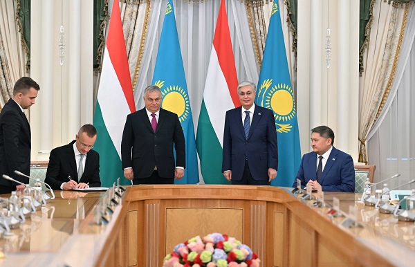 Глава государства провел переговоры с Премьер-министром Венгрии Виктором Орбаном в расширенном составе