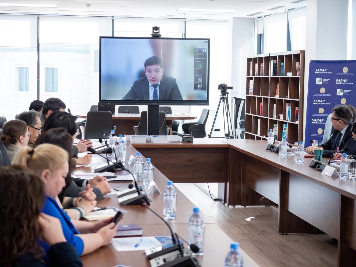 Заместитель генерального директора по стратегическому развитию ИФПР Ермек Токтаров принял онлайн-участие и выступил с докладом на заседании экспертного клуба «SARAP» на тему «Конституция и качество жизни: как измерять социальный эффект реформ?».