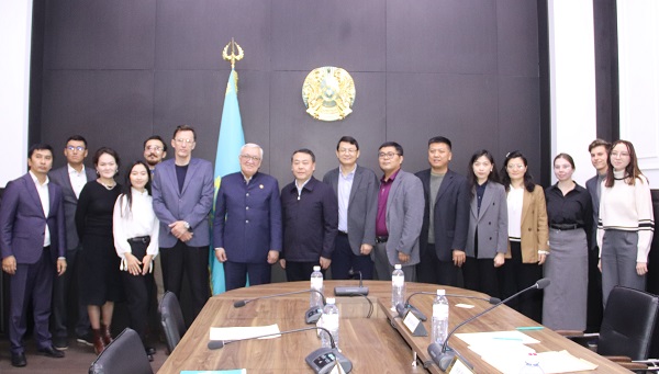 Meeting with experts from the Beijing Academy of Social Sciences