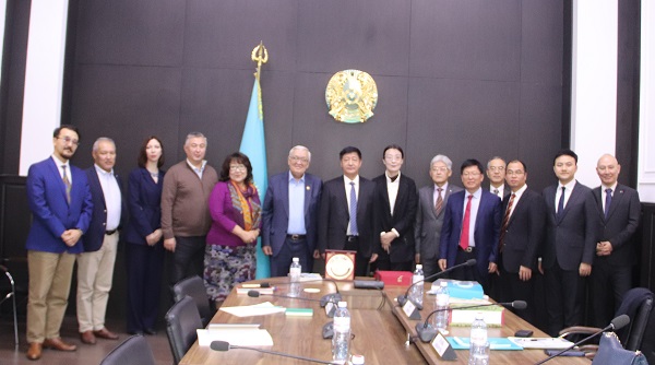 Meeting with experts from Shenzhen University