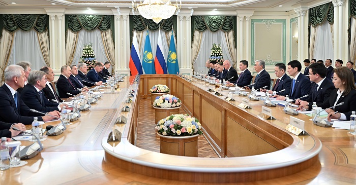 Глава государства провел переговоры с Президентом России в расширенном составе